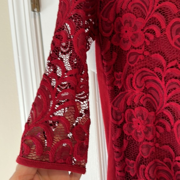 Lacy overlay on front with 3/4 sleeve and zippered back - Picture 3 of 7